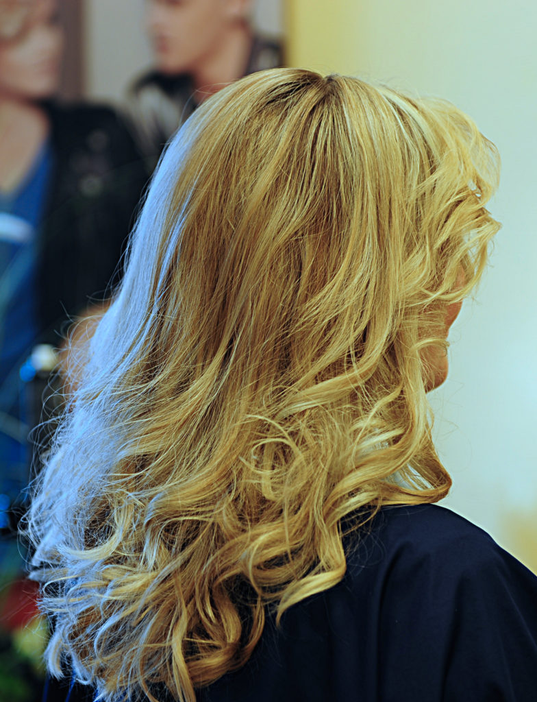 blonde Langhaarfrisur von rechts hinten gesehen