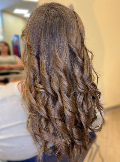 lange Haare mit Balayage-Färbetechnik