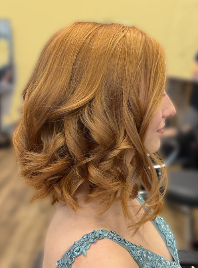 halblanger Haarschnitt mit hell und dunkelgrauen Strähnen